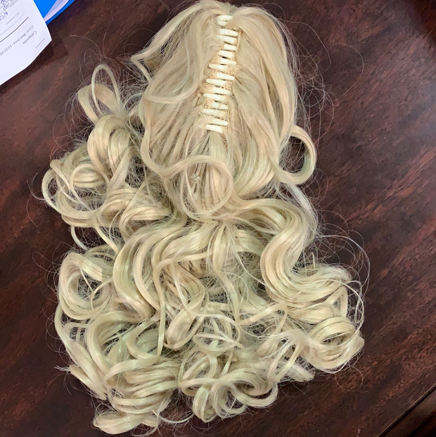 {Savannah} 18" Blonde Ponytail Clip-On